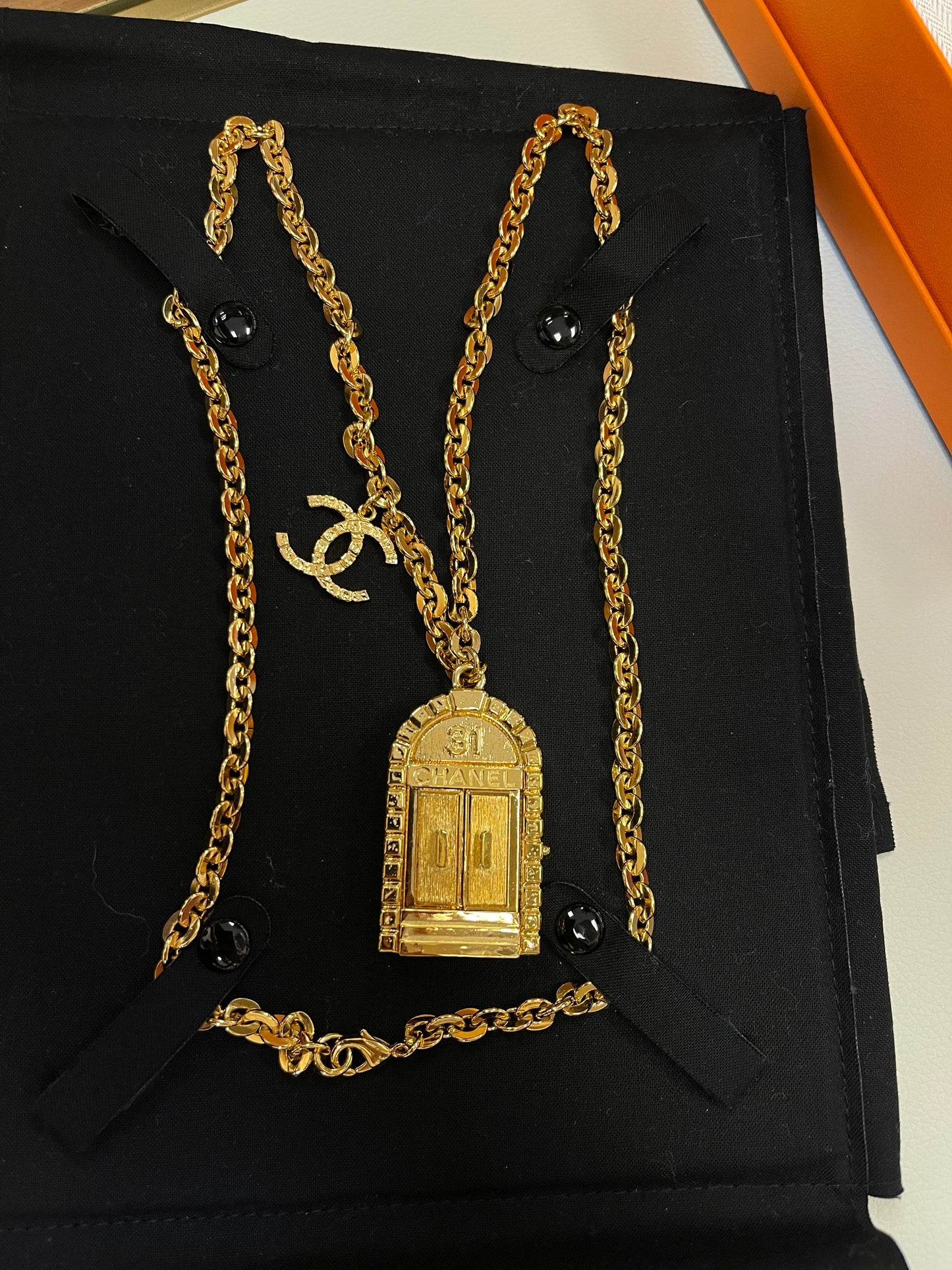 CHANEL 2022 31 DOOR PENDANT